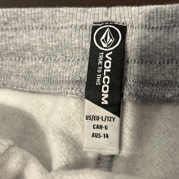Volcom shorts - Picture 3 of 6